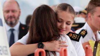 La reina Letizia y su hija, la princesa Leonor, se reencuentran en Ciudad de Panamá, luego de cuatro meses de travesía del buque Juan Sebastián Elcano.