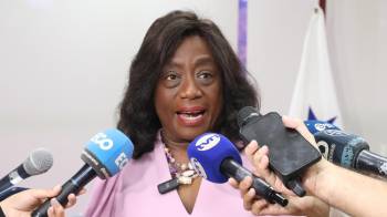 La ministra de Educación, Lucy Molinar, realizó una conferencia de prensa en la sede del Meduca.