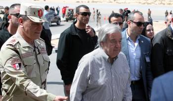 El general de división Mohamed Rabie (I), Comandante del Segundo Ejército de campaña, da la bienvenida al Secretario General de las Naciones Unidas Antonio Guterres (C) a su llegada al aeropuerto de al-Arish. Egipto, 23 de marzo de 2024. EFE/EPA/KHALED ELFIQI