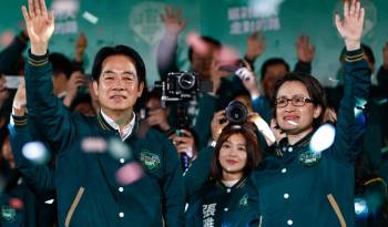 El vicepresidente taiwanés y candidato presidencial del gobernante Partido Democrático Progresista (PDP), William Lai (Lai Ching-te) (izq), y el candidato a vicepresidente, Hsiao Bi-khim (dcha), celebran en medio de una lluvia de confeti durante un mitin después de ganar las elecciones presidenciales en Taipei, Taiwán, el 13 de enero de 2024.