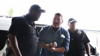 Genaro López al momento de llegar a las instalaciones del Sistema Penal Acusatorio en Plaza Ágora.