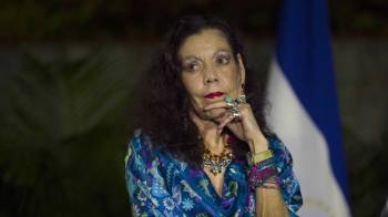 Fotografía de archivo en la que se registró a la primera dama y copresidenta de Nicaragua, Rosario Murillo (i), durante un acto público, en Managua.