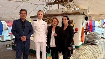 Fotografía sin fecha cedida por la Casa del Rey de la princesa de Asturias, Leonor de Borbón (2-i), posando con Gonzalo Vargas Llosa (i), Patricia Llosa (2-d) y Morgana Vargas Llosa en el buque escuela Juan Sebastián Elcano, en Lima (Perú).