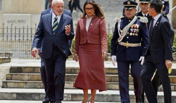 Honores militares en la Plaza de Armas del palacio presidencial colombiano durante el recibimiento del presidente brasileño, Luiz Inácio ‘Lula’ da Silva (izq., acompañado por la primera dama de Brasil, Rosângela ‘Janja’ da Silva