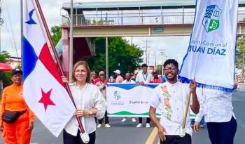 La ministra de Gobierno, Dinoska Montalvo, fue la abanderada del desfile, junto al representante del corregimiento de Juan Díaz, David Bernal.