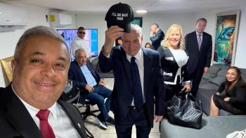 Expresidente Martinelli ayer junto sus allegados políticos.