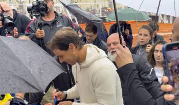 El tenista español Rafa Nadal (c) firma autógrafos en una imagen de archivo.