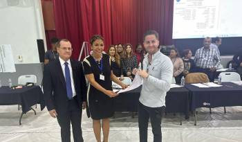 Mizrachi recibió el acta de proclamación junto a su vicealcalde, Roberto Ruíz Díaz.