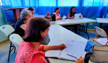 Taller de expresión literaria para adultos mayores en la biblioteca Hortensio de Ycaza.