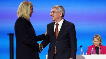 El presidente del COI, Thomas Bach, felicita a su sucesora, Kirsty Convety, tras su escogencia.