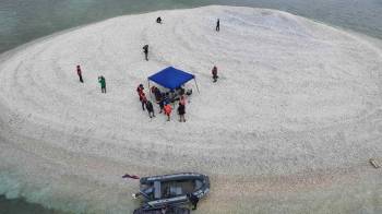 Guardacostas de China al momento de llegar a la isla e instalar sus banderas en este importante islote cerca de una instalación militar de Filipinas.