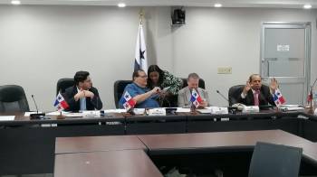 A la Comisión de Presupuesto compareció la vicecanciller encargada, Verushka Ramos.