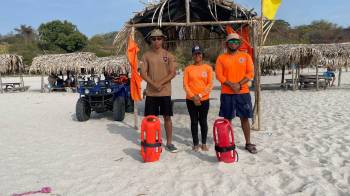 Equipo de Sinaproc custodiando las playas panameñas debido a fuertes oleajes.