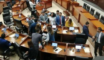 Entre largos recesos y reuniones de bancadas transcurrió la sesión plenaria de esta jueves.