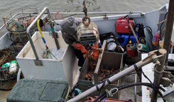 En la imagen de archivo, un pescador trabaja en un barco.