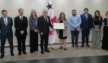 Directivos de la SIP, liderados por su presidente José Roberto Dutriz, junto a la presidenta de la Asamblea Nacional, Dana Castañeda.