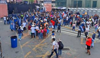 Cientos de simpatizantes de todo el país, desde niños hasta adultos ingresan al populoso sector de Calidonia.