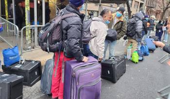 Fotografía de archivo, tomada el pasado 30 de enero, en la que se registró a un grupo de migrantes venezolanos tras ser desalojados del hotel Watson en Nueva York.
