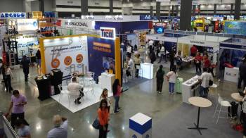 Fotografía cedida por CCIAP que muestra personas recorriendo pabellones en el Panamá Convention Center en 2024 durante una rueda de negocios.