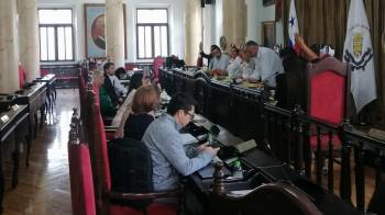 Tras una reunión a puertas cerradas, la Comisión de Hacienda finalmente aprobó de manera unánime el proyecto de presupuesto, con 7 votos a favor, 0 en contra y 0 abstenciones.