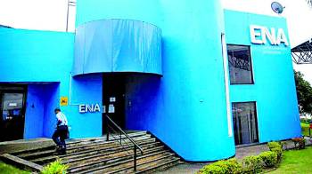 El director administrativo de ENA uno de los puestos encarecidos, de $4.000 a $6.000.