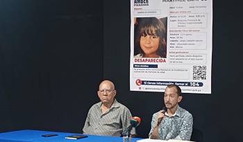 Jorge Martínez, padre de Kai Liah Martínez, acompañado de su padre, en la conferencia de prensa