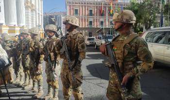 Militares hacen presencia con tanques frente a la sede del Gobierno de Bolivia, este 26 de junio de 2024 en La Paz.