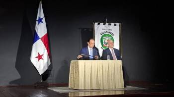 Javier Martínez-Acha, ministro de Relaciones Exteriores (der) en conferencia de prensa.
