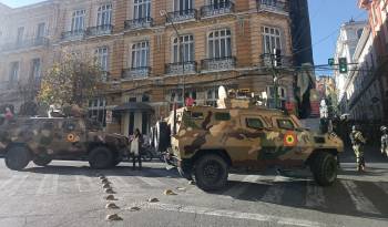 Fotografía de dos tanques militares frente a la sede del Gobierno de Bolivia, este miércoles en La Paz.