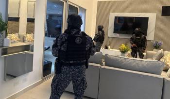 La Policía de Ecuador indicó que entre los detenidas también se encuentra su esposa Alexandra.
