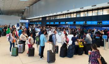 Pasajeros hacen fila en el Aeropuerto Internacional de Tocumen, en la ciudad de Panamá.