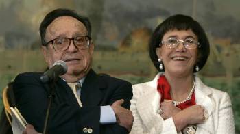 El célebre actor mexicano Roberto Gómez Bolaños, Chespirito (i), acompañado por su esposa, la también actriz Florinda Meza (d). Fotografía de archivo.