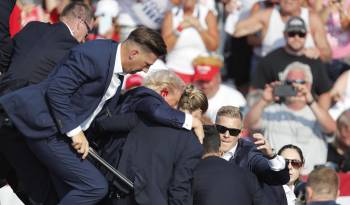 El expresidente Donald Trump es evacuado de un mitin en Butler Pensilvania /EE.UU.) después de que se escucharan tiros en lugar y que lo alcanzaron a herir.