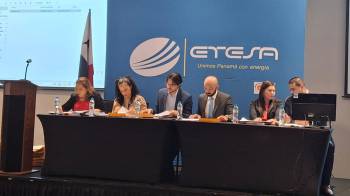 Autoridades de Etesa analizan las ofertas de las empresas que se presentaron en la licitación.