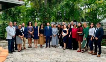 Un grupo de becados panameños se reunió este jueves 22 de agosto en la residencia del embajador español en Panamá.
