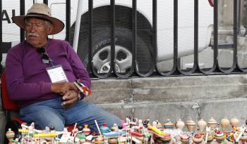 Un hombre vende artesanías el lunes en una calle de la Ciudad de México.
