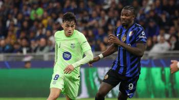 FC Barcelona's Pedri (L) in action against FC Inter's Marcus Thuram during the UEFA Champions League semifinal 2nd leg soccer match between Inter Milan and FC Barcelona, in Milan, Italy, 06 May 2025. (Liga de Campeones, Italia).