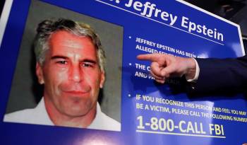 Vista del cartel con el que la Justicia estadounidense pedía el arresto del fallecido financiero estadounidense Jeffrey Epstein, en una fotografía de archivo.