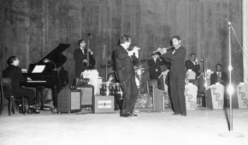 Mauricio Smith, uno de los conos panameños del ‘jazz’, tocando la flauta traversa en una orquesta.