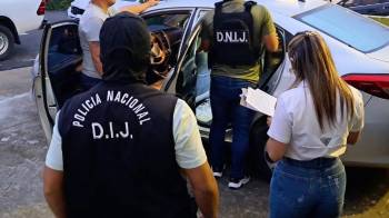 Agentes de la DIJ durante el allanamiento en la operación Dormant.
