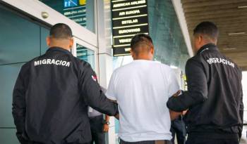 El expulsado salió del país “debidamente custodiado” con destino a la ciudad de San Salvador.