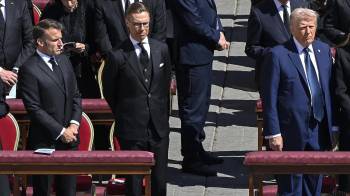 El presidente francés, Emmanuel Macron, el finlandes Alexander Stubb y el estadounidense Donald Trump en el funeral por el papa Francisco.