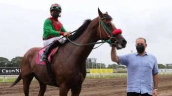 Monty Motta posa con su pupilo ‘Magic Hero’, nieto de ‘Galileo’, saliendo de la pandemia Covid -19.