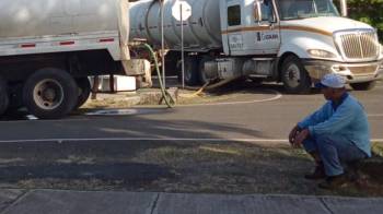 Ante la falencia de mantener a comunidades con el servicio regular de agua potable, el Idaan la distribuye en carros cisterna.
