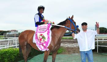 Luego de su holgada victoria, ‘Jaque Doble’ es recibida en el círculo de ganadores por su propietario José Carrillo.