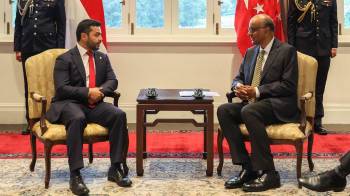 El embajador de Panamá ante Singapur, Sebastián Bretón Pérez, conversa con el Presidente de Singapur, Tharman Shanmugaratnam, tras presentar sus crededenciales.
