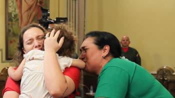 Fotografía cedida por Prensa del Palacio de Miraflores donde se observa a Yorely Bernal (i) y su hija Maikelys Espinoza este miércoles, en Caracas.