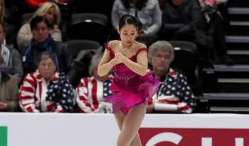 Es como cuando una patinadora artística hace una pirueta, primero manteniendo los brazos pegados al cuerpo y luego estirándolos.