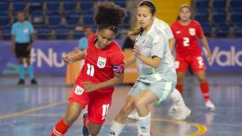Erika Hernández durante un partido de futsal contra México.