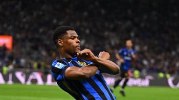 Dumfries suele sorprender y hacer daño cuando se vincula desde la defensa al ataque del Inter. El club italiano se presenta en la final sin haber perdido un partido en el torneo.